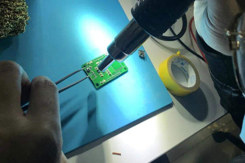 熱風(fēng)槍是修手機(jī)，焊接微小電子元件的神器